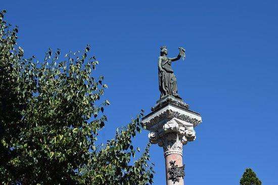 Monumento a los Fueros